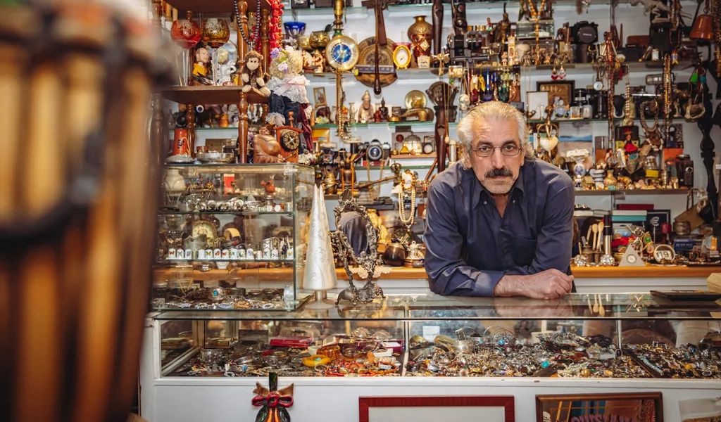 Goldschmied Mohammed Shafaad in seinem Geschäft in der Danziger Straße. Er muss den Laden räumen.