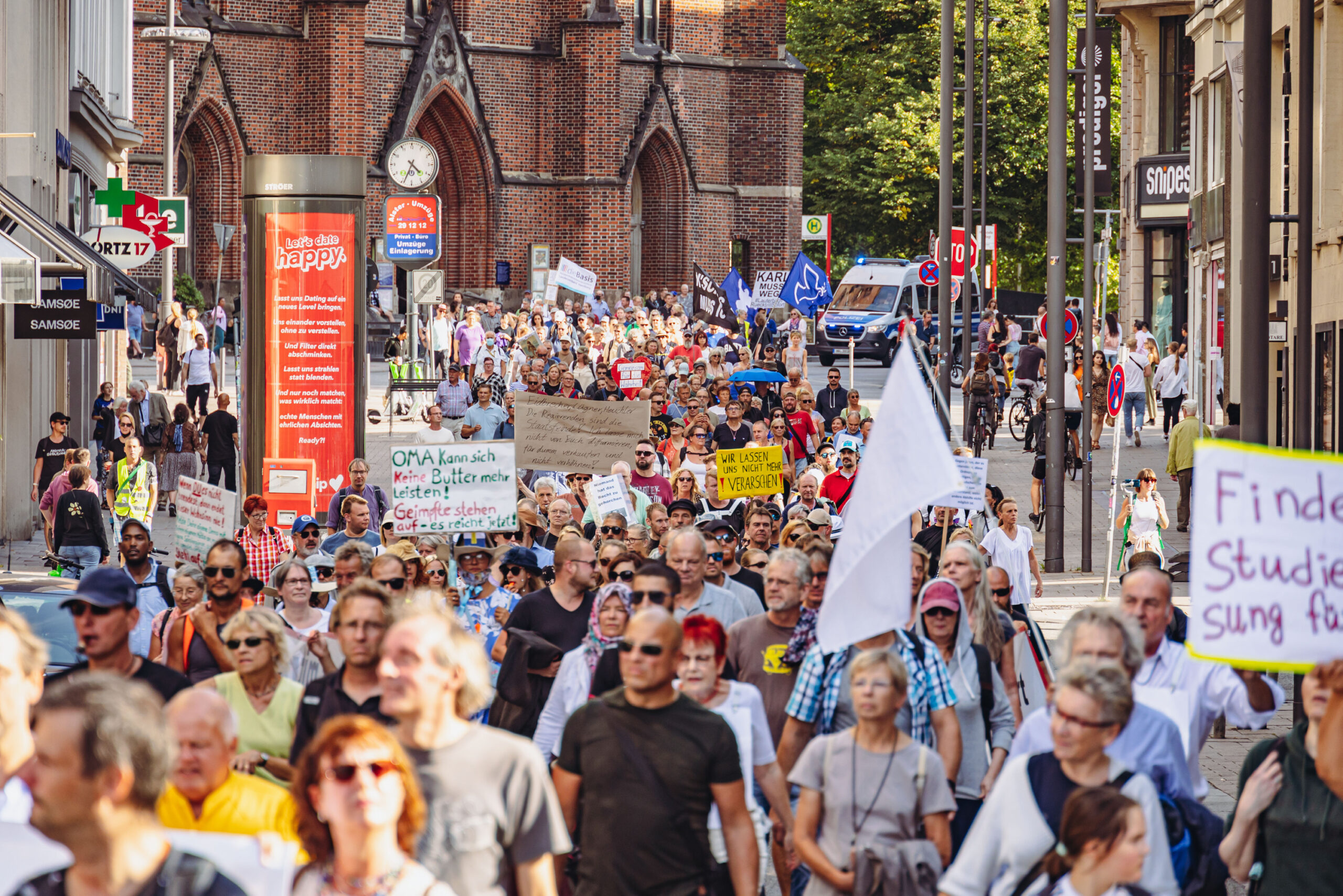 Die Demo, die aus der Reichsbürger- und Querdenkerszene am Wochenende in Hamburg organisiert wurde.
