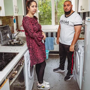 Svetlana Adzovic (30) und Damir Featovski (35) haben in ihrer Wohnung hunderte tote Fliegen.