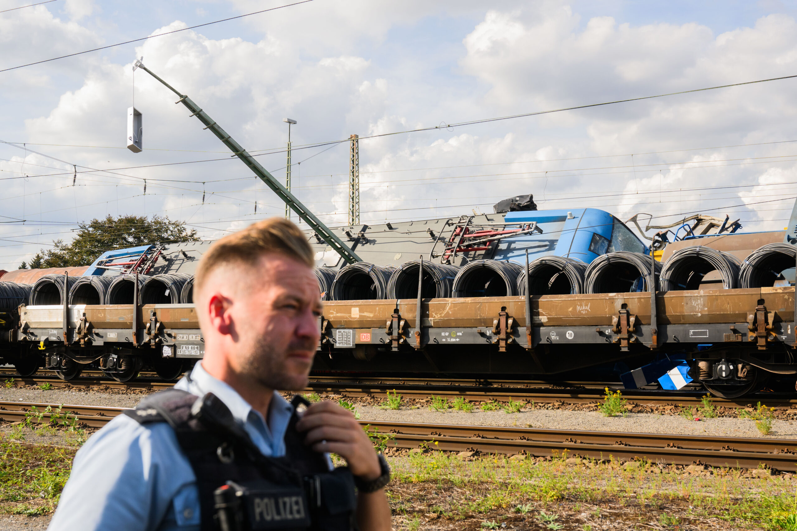 Ein Polizist am Unfallort im Güterbahnhof Seelze bei Hannover.