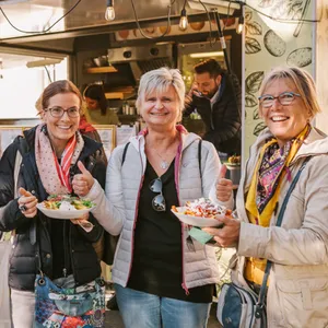 Drei Frauen vor einem Foodtruck