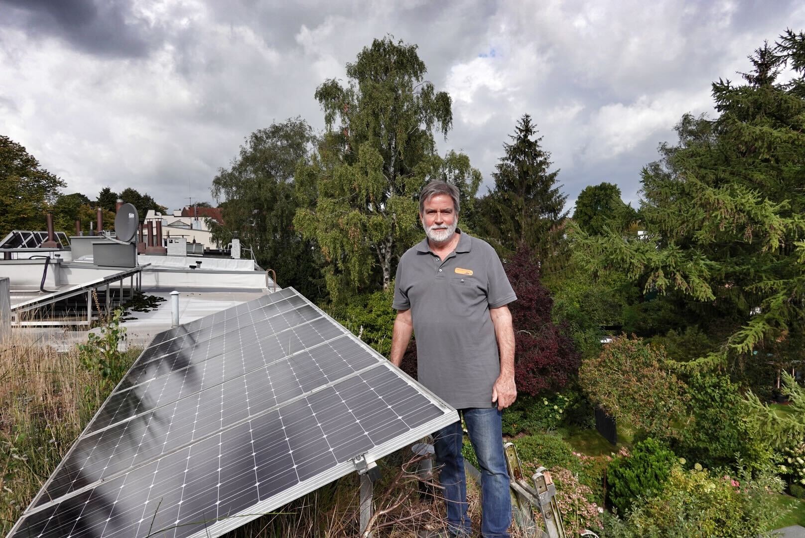 Solarunternehmer Ulrich Fuchs auf dem Dach seines Hauses