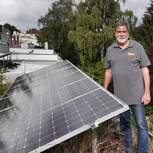 Solarunternehmer Ulrich Fuchs auf dem Dach seines Hauses