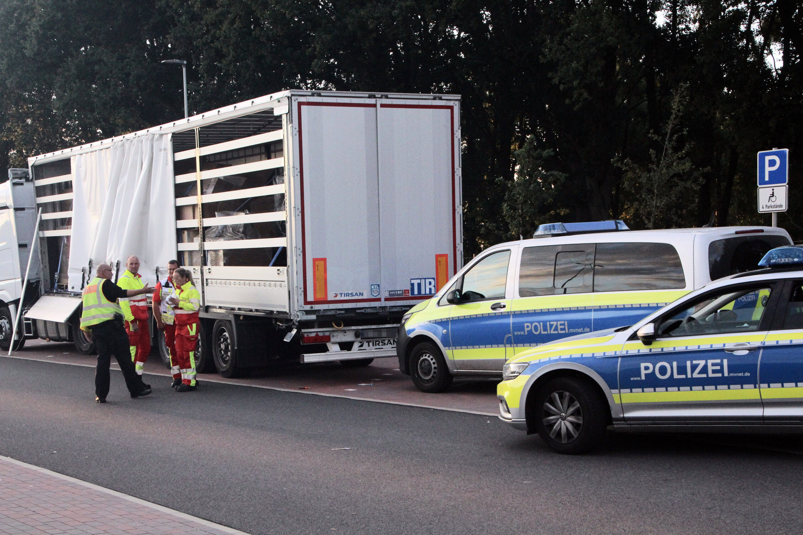 Die Polizei und der Rettungsdienst sind an der Autobahn A 24 im Einsatz.