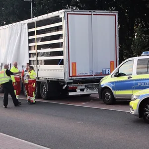 Die Polizei und der Rettungsdienst sind an der Autobahn A 24 im Einsatz.