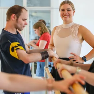 Lea Held (im Ballett-Trikot) hat einen speziellen Tanzunterricht für sehbeeinträchtigte und blinde Menschen entwickelt. Die MOPO war zu Besuch.
