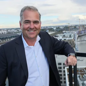 Fabian von Köppen, Geschäftsführer von Garbe-Immobilien in der HafenCity. Hinter ihm die Baustelle des „Roots“.