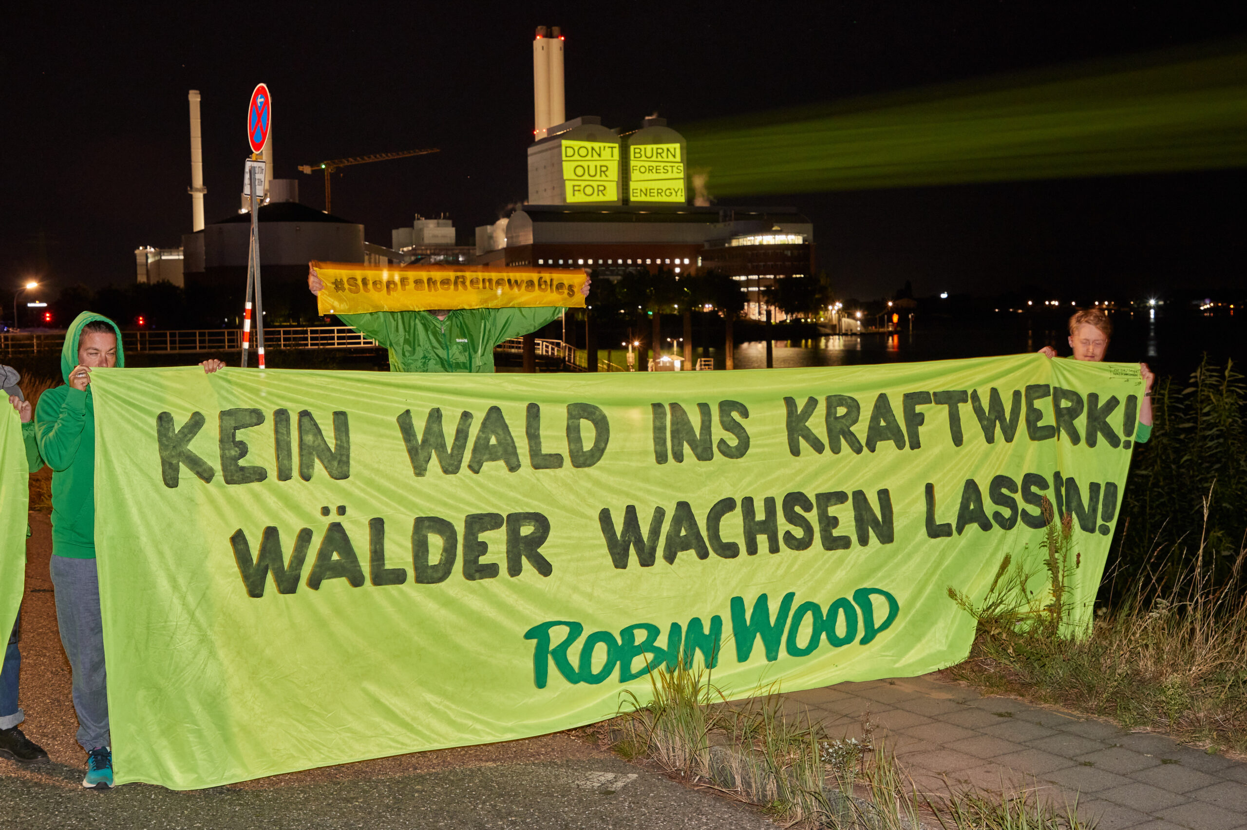Aktivisten von Robin Wood während einer Protestaktion gegen Holzverbrennung in Kraftwerken vor dem Heizkraftwerk Tiefstack.