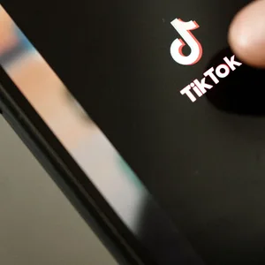 Das TikTok-Logo auf einem Smartphone (Symbolbild).