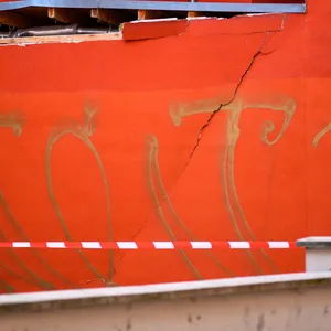 Die beschädigte Wand des Marktschlösschens in Halle an der Saale. Bei einer Explosion in einer Toilette des Gebäudes waren der Personen schwer verletzt worden.