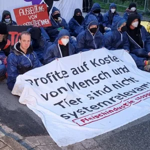 Demonstrantenbei einer unangemeldeten Protestaktion vor einem Betrieb des Schlachtkonzerns Tönnies in Badbergen.