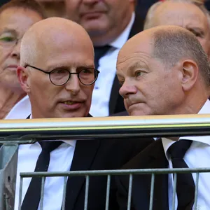 Bundeskanzler Olaf Scholz (r, SPD), und Peter Tschentscher, Erster Bürgermeister der Stadt Hamburg, unterhalten sich