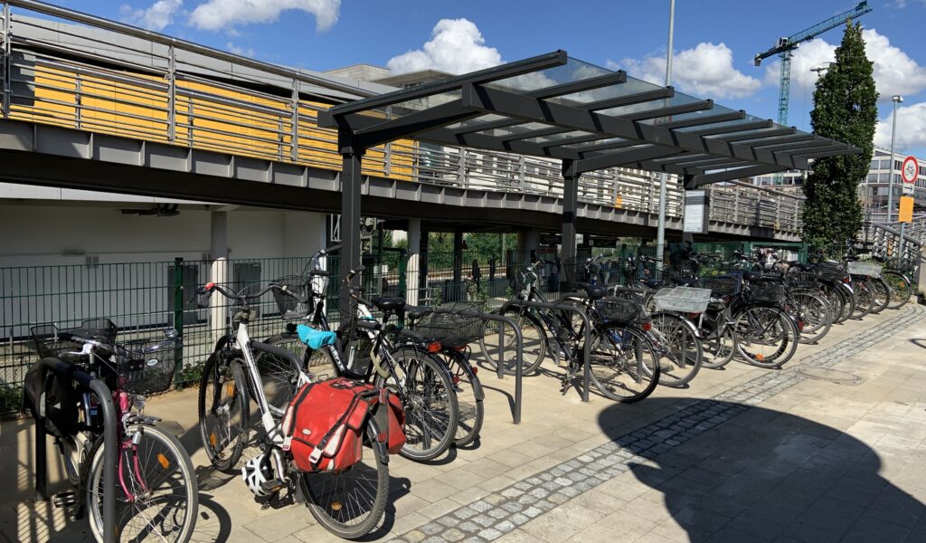 279 der 664 Fahrradstellplätze in Poppenbüttel sind überdacht.