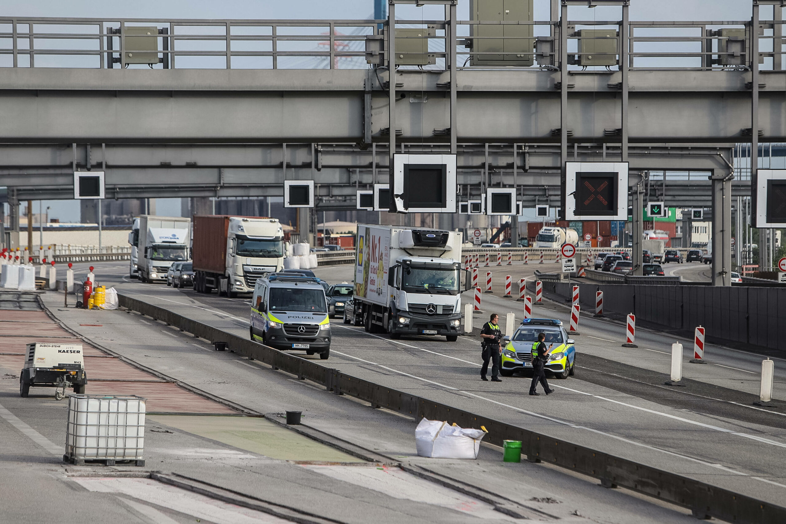 Die Polizei sperrt die A7 zeitweise wegen eines Unfalls (Symbolbild).