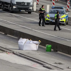 Die Polizei sperrt die A7 zeitweise wegen eines Unfalls (Symbolbild).
