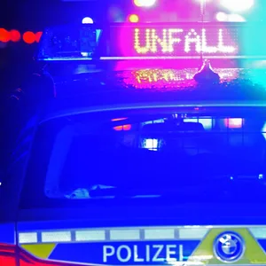 Die Polizei ist am Unfallort im Einsatz (Symbolbild).