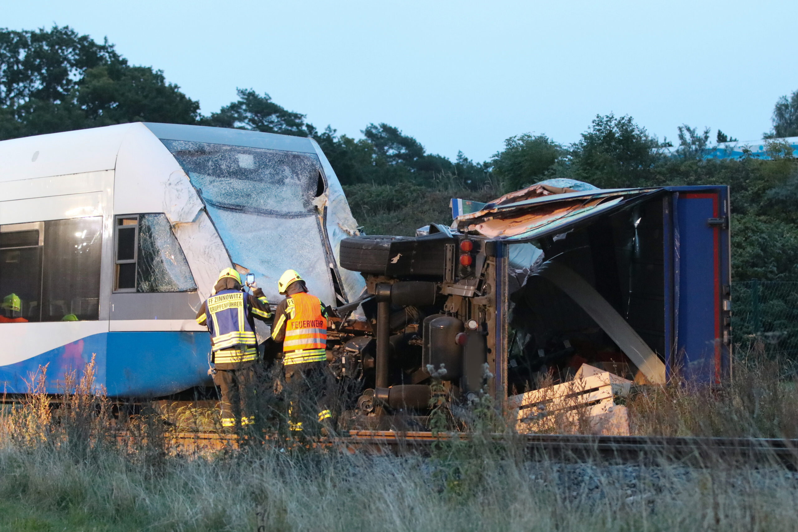 Bei dem Unfall zwischen einem Zug und einem Lastwagen wurden neun Menschen verletzt.