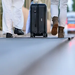 Fahrgäste laufen am Bahnhof