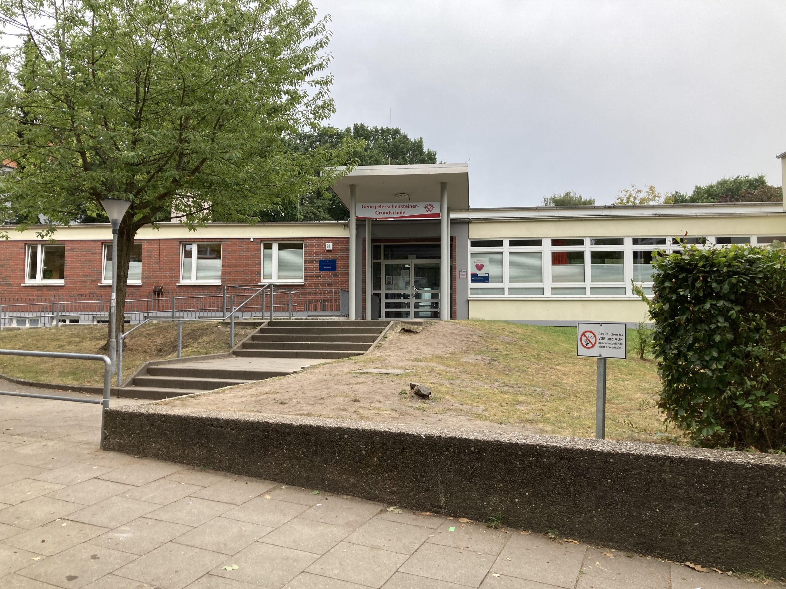 Auf dem Schulhof dieser Grundschule in Hamburg-Eißendorf wurde der Kopf gefunden.