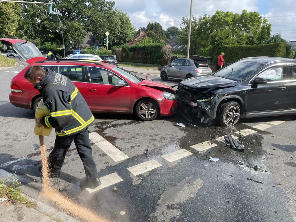 Feuerwehrkräfte nahmen ausgelaufene Betriebsstoffe auf.