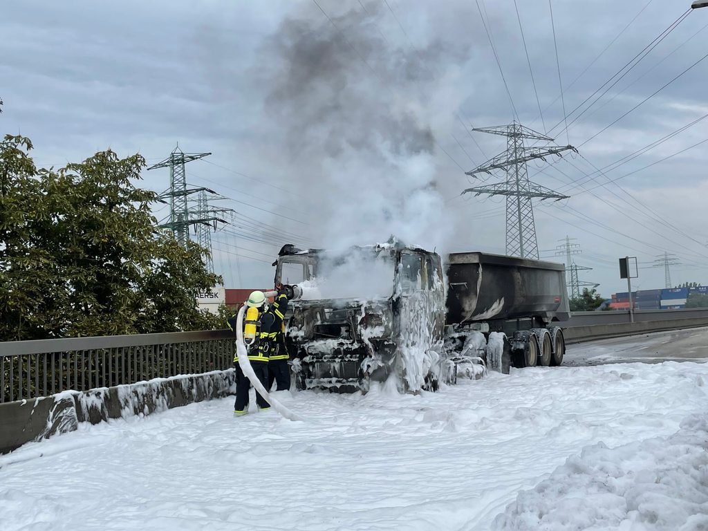Die Feuerwehr löschte die Flammen mit Schaum.