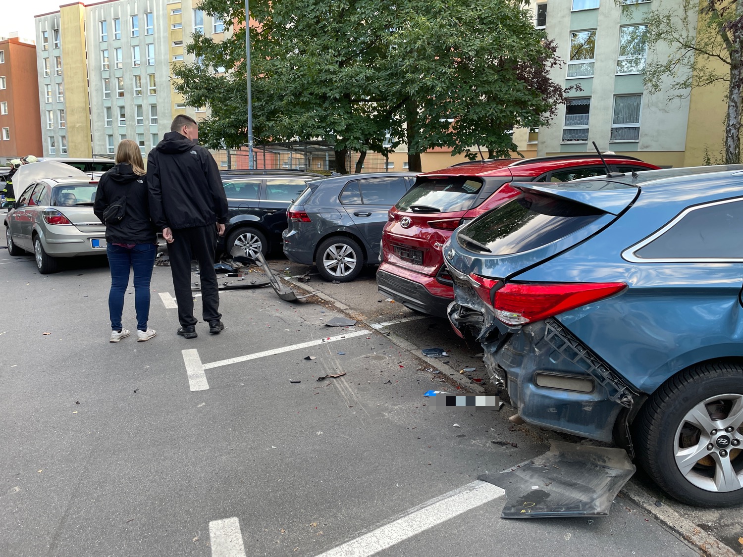 Fünf Autos wurden bei dem Unfall beschädigt – vier mussten laut Polizei abgeschleppt werden.