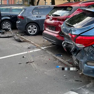 Fünf Autos wurden bei dem Unfall beschädigt – vier mussten laut Polizei abgeschleppt werden.