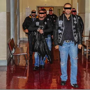 Erkan U. (vorne) auf dem in den Gerichtssaal. Hinter ihm: ein Teil seiner Mongols-Truppe.