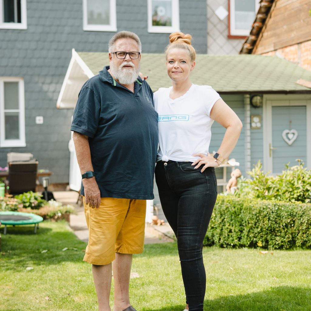 Julia (l.) und Peter Fricke stehen im Garten der Familie in Bockenem – beide leben mit einem Spenderherz.