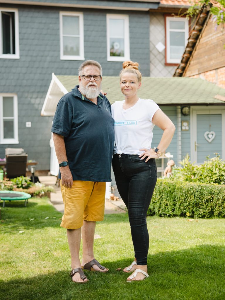 Julia (l.) und Peter Fricke stehen im Garten der Familie in Bockenem – beide leben mit einem Spenderherz.