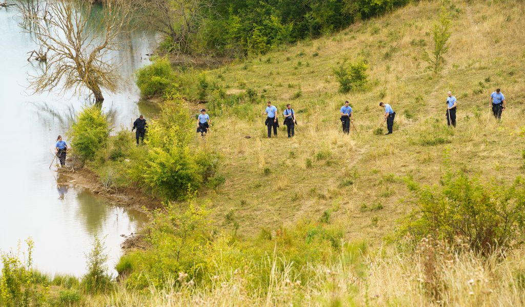 Beamte der Bereitschaftspolizei suchen das Ufer des Teufelsees im hessischen Wetteraukreis ab, in dem die Leiche der 14-jährigen Ayleen gefunden wurde. (Archivbild)