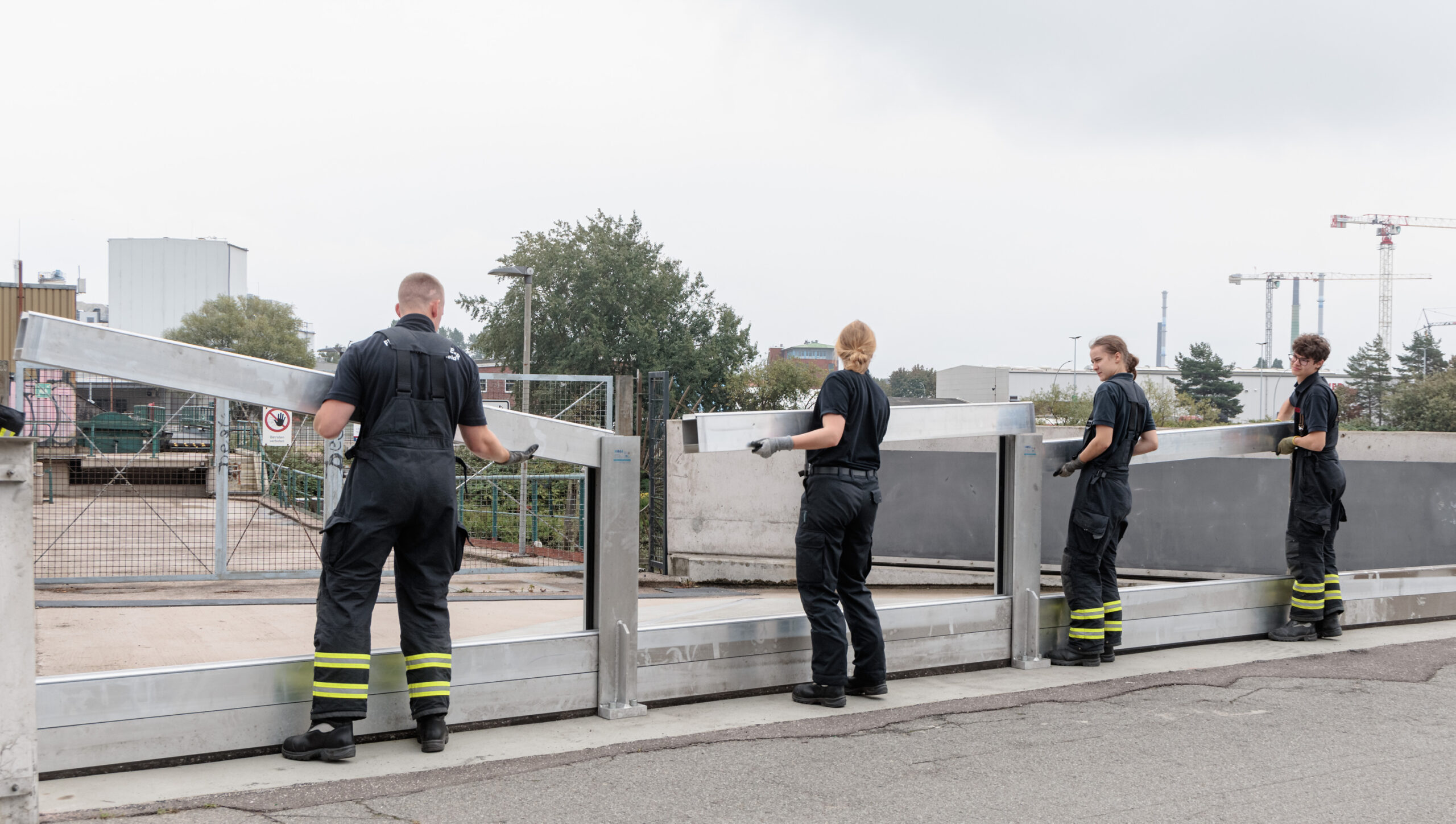 Feuerwehrleute bauen eine Flutschutzmauer auf