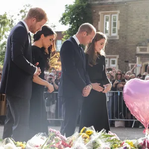 Harry, Meghan, William und Kate betrachten die Blumen, die auf Schloss Windsor nach dem Tod der britischen Königin Elizabeth II. niedergelegt wurden.