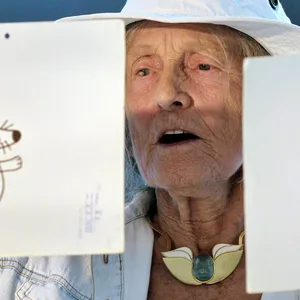 Isolde Schmitt-Menzel zeigt frühe Entwürfe der Kultfigur „Die Maus“.