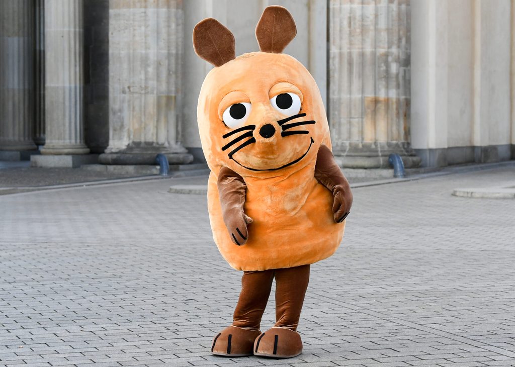 Bei Kindern beliebt: Die „Maus“ aus der ARD-Serie „Die Sendung mit der Maus“ steht vor dem Brandenburger Tor.