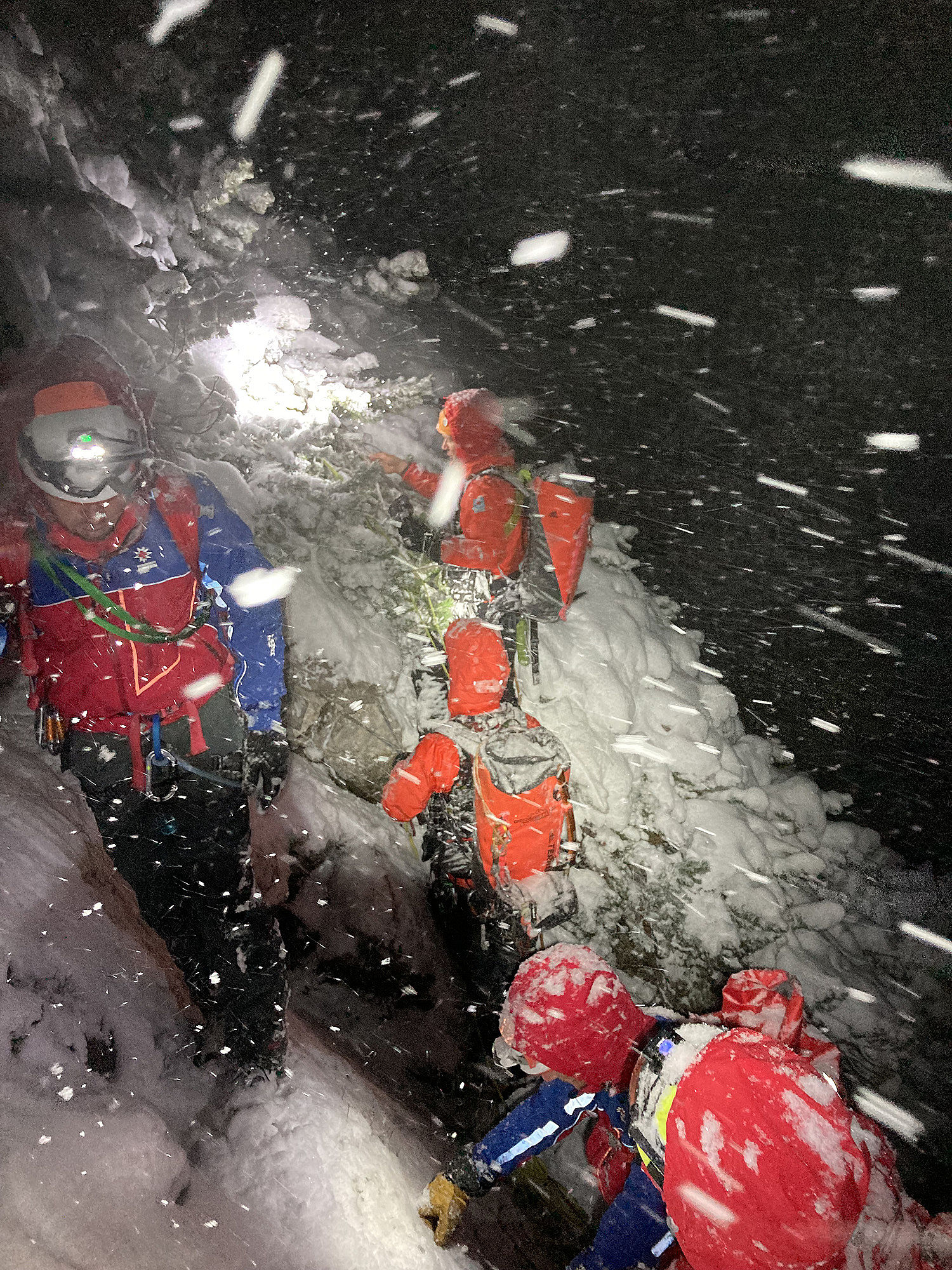 Einsatzkräfte der Bergwacht suchen bei Minusgraden und widrigen Witterungsverhältnissen nach einem vermissten Urlauber.