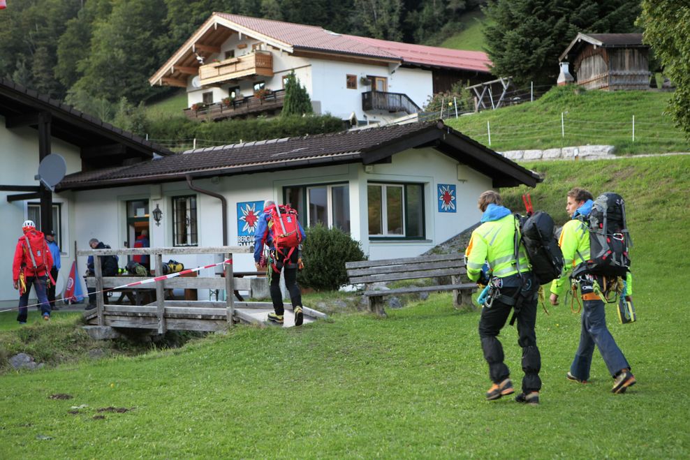 Rettungskräfte kommen nach einer weiteren Suchaktion am Hochkalter zurück nach Ramsau bei Berchtesgaden. 