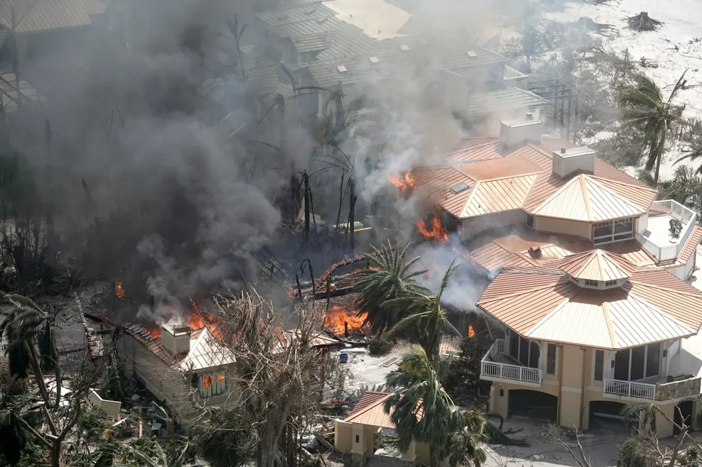 Ein Haus brennt, nachdem Hurrikan „Ian“ über das Gebiet zog.