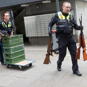 Die Polizei trägt etliche Waffen aus der Wohnung.