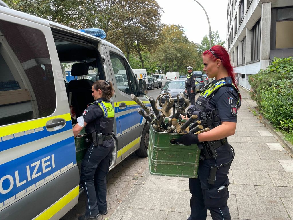 Polizei stellt Waffen sicher.