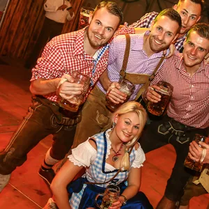 Menschen feiern auf dem Oktoberfest in Wandsbek.