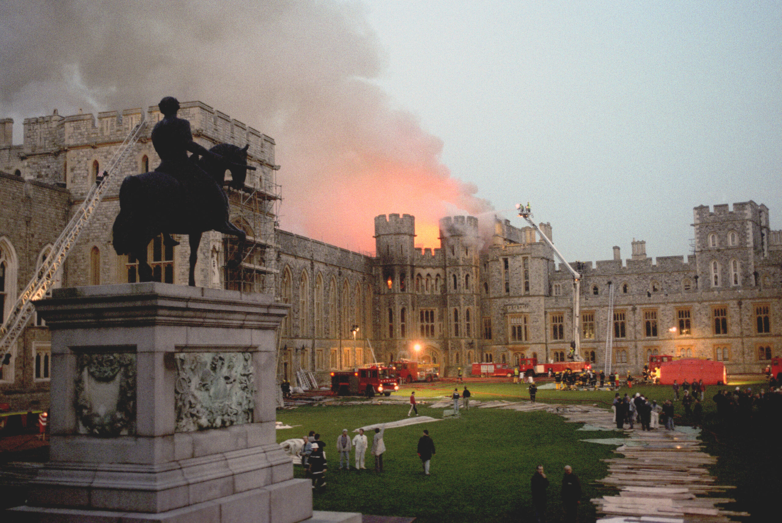 Schloss Windsor steht 1992 in Flammen – bei dem Brand wurden große Teile des Gebäudes zerstört.