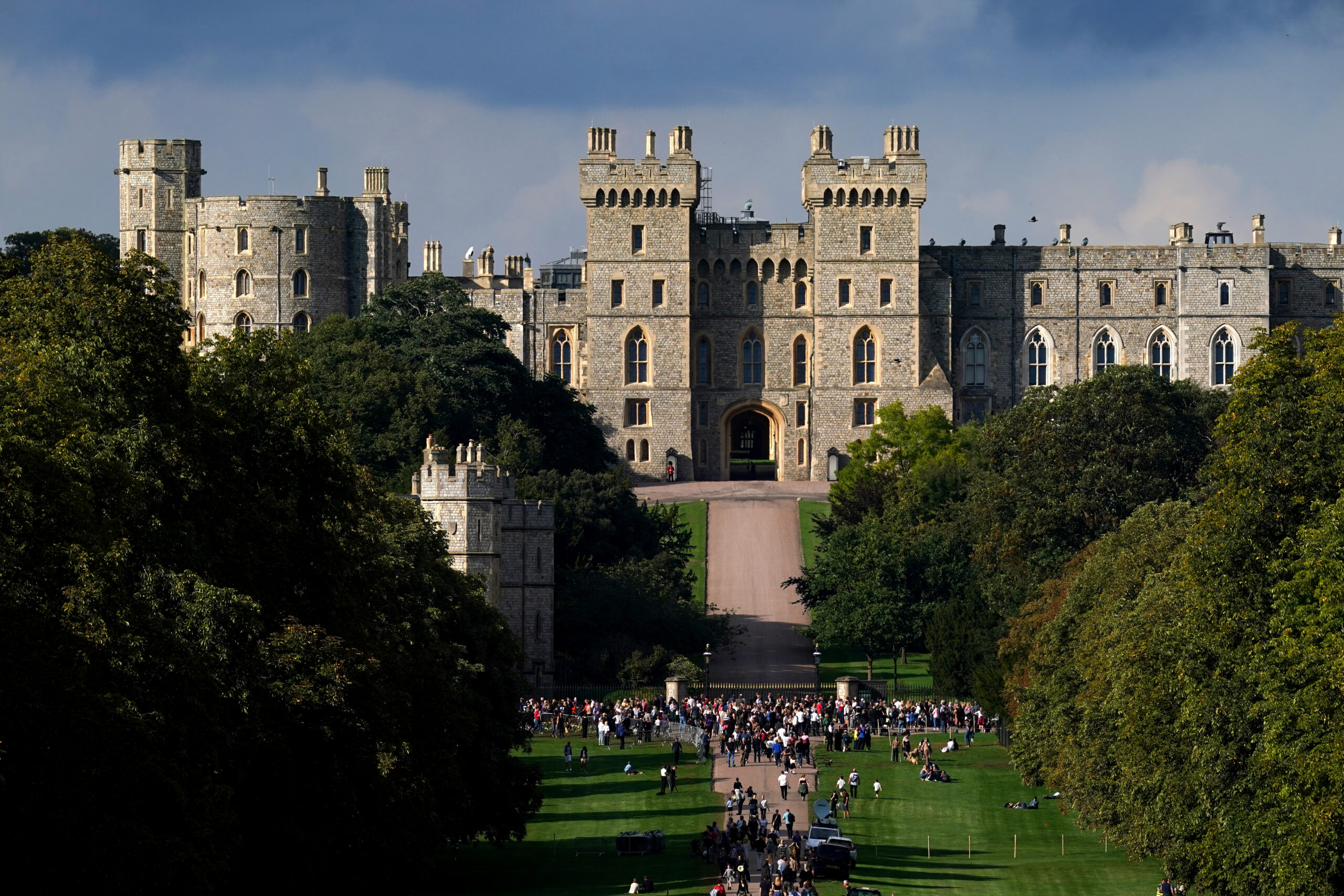 Nach dem Tod von Königin Elisabeth II. machen sich Menschen auf den Weg zum Schloss Windsor, um ihr die letzte Ehre zu erweisen. 