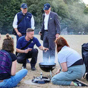 Die WasteWatcher sind im Gespräch mit grillenden Parkbesuchern.