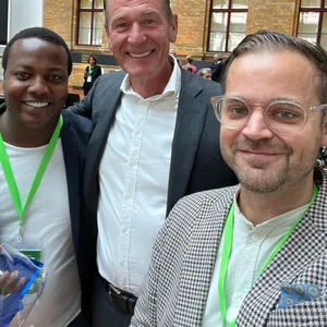 BDZV-Chef Mathias Döpfner (M.) gratuliert den MOPO-Mitarbeitern Sascha Ngari (l.) und Felix Herkenrath zum Gewinn des Nova Awards.