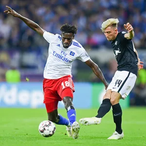HSV-Profi Bakery Jatta (l.) und Leipzigs Kevin Kampl.