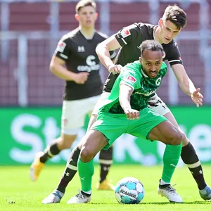 St. Paulis Luca Zander rückt Fürths Julian Green auf die Pelle.