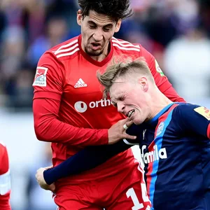In Kiel holte der HSV zuletzt nicht viel - auch wenn Ludovit Reis im April 2022 das Kopfballduell gewinnt.