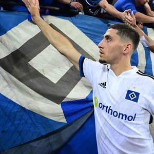 Ludovit Reis (l.) ist Fan der HSV-Fans.