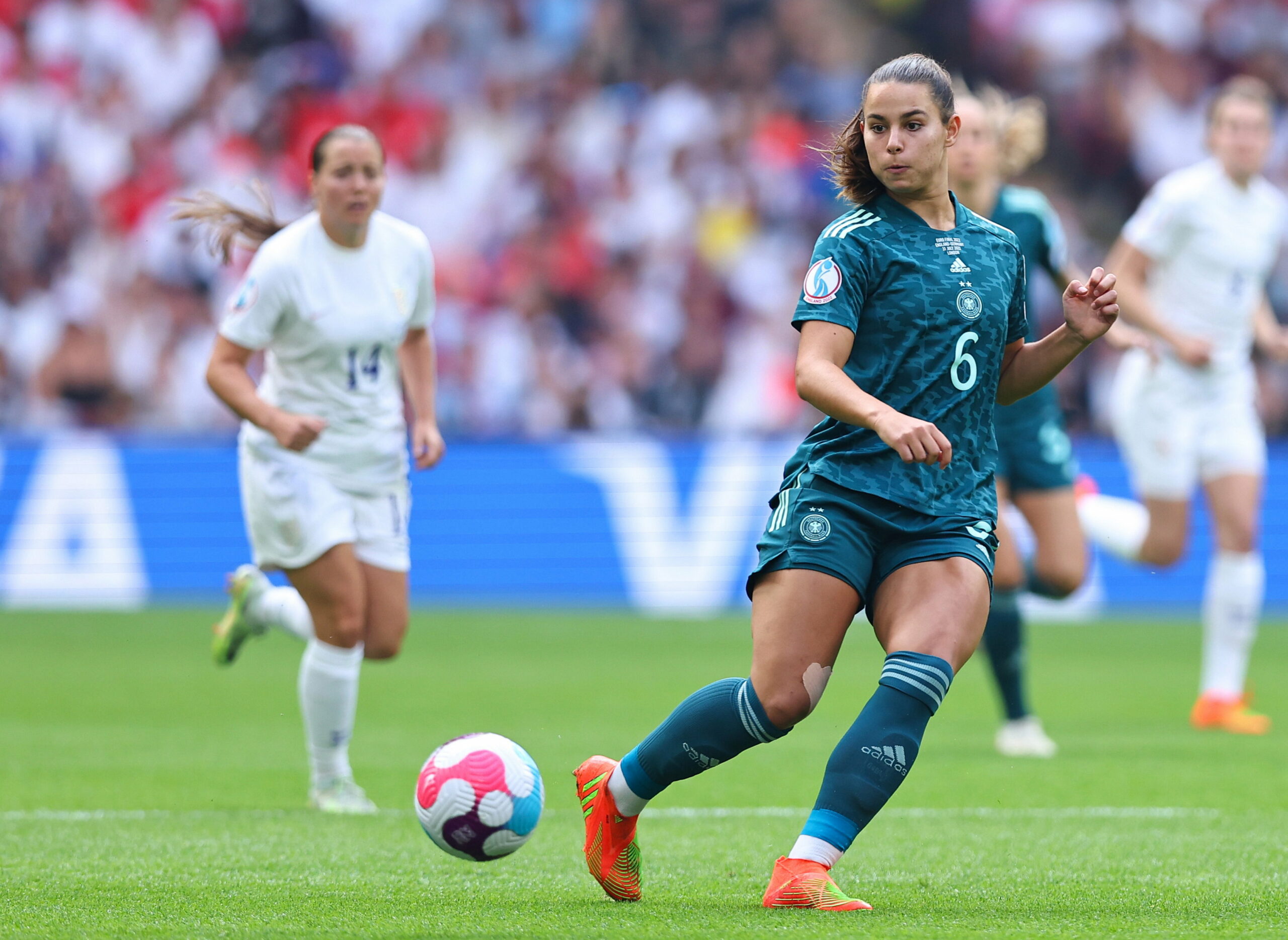 Lena Oberdorf (r.) im EM-Endspiel gegen England